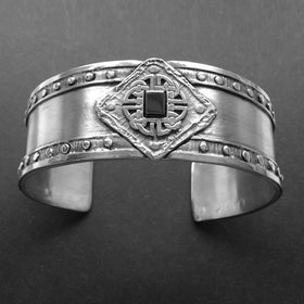 handmade Dara Knot - Silver Shield Design by SilverfireUK