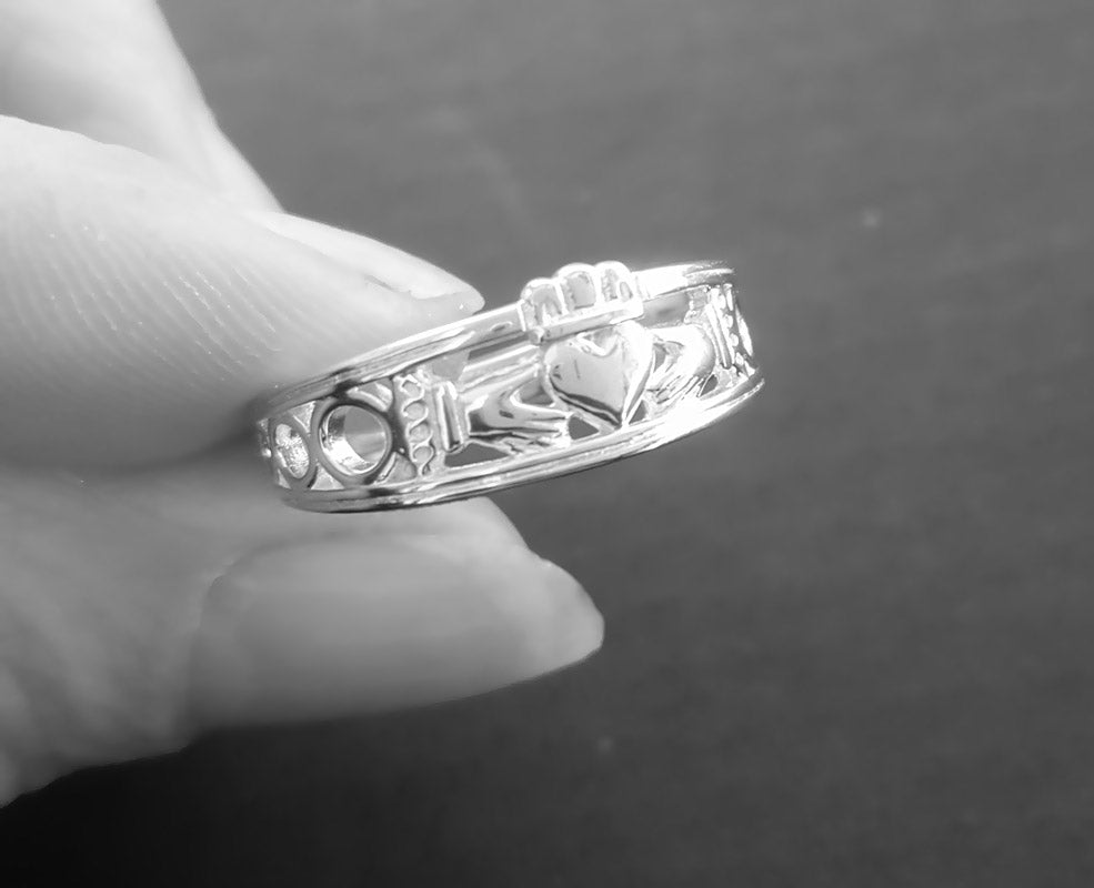 silver claddagh ring